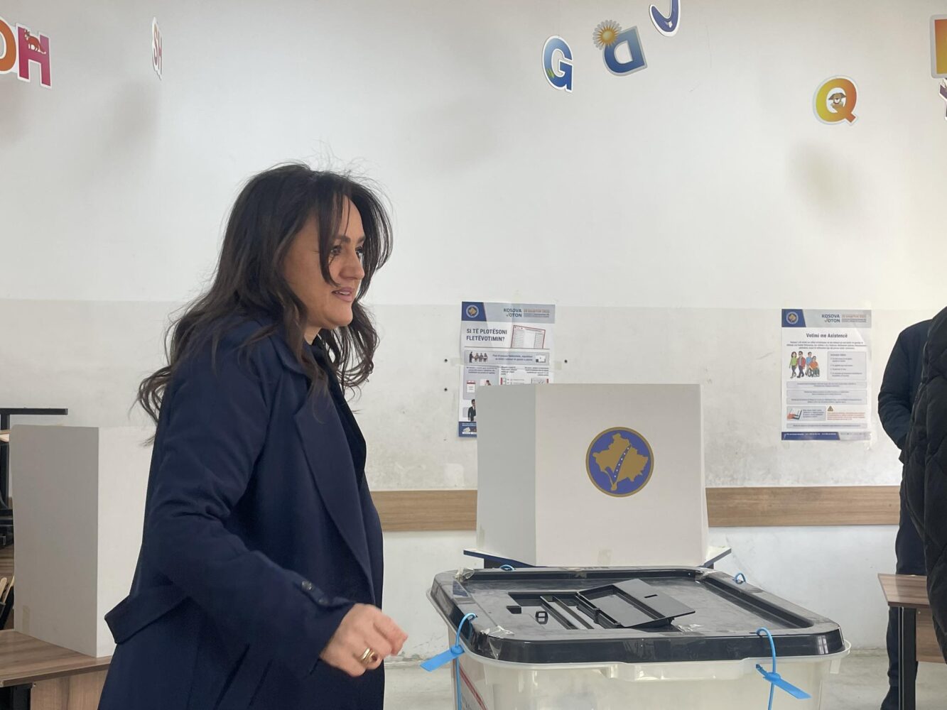 E shoqëruar nga djemtë e saj, voton bashkëshortja e Kadri Veselit