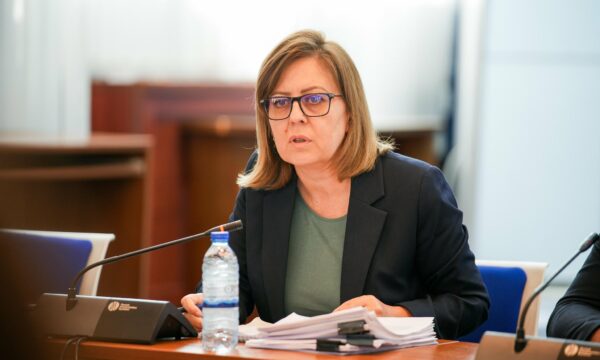 Hykmete Bajrami-pushtetit: Mashtruesit po lavdërohen për heqjen e masave, po përgjegjësinë kush do ta mbajë