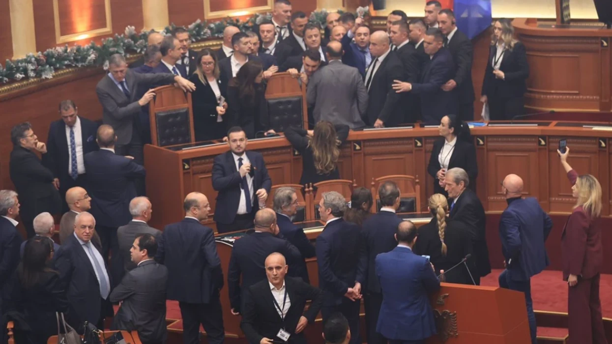 Përplasjet në Kuvend, PS kërkon përjashtimin nga seancat për 29 deputetë të PD