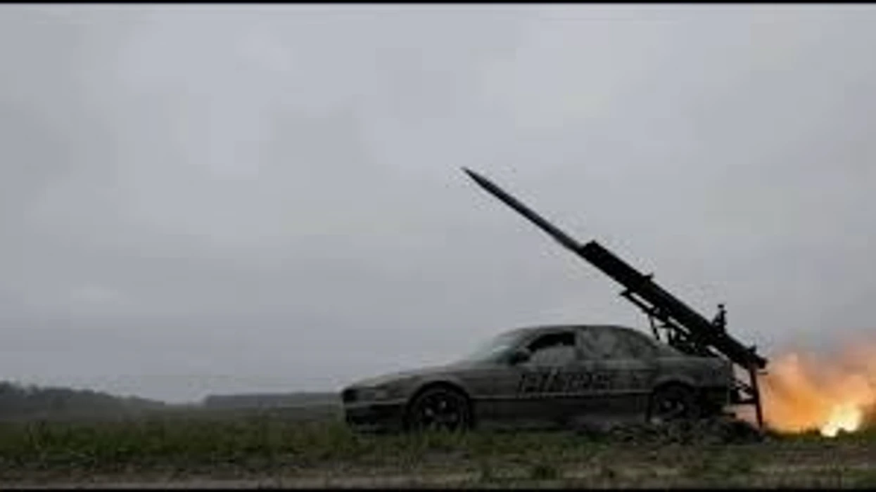 Ushtarët ukrainas tregohen kreativ, vendosin raketahedhësin në BMW Serie 7 – me të po qëllojnë drejt pozicioneve ruse