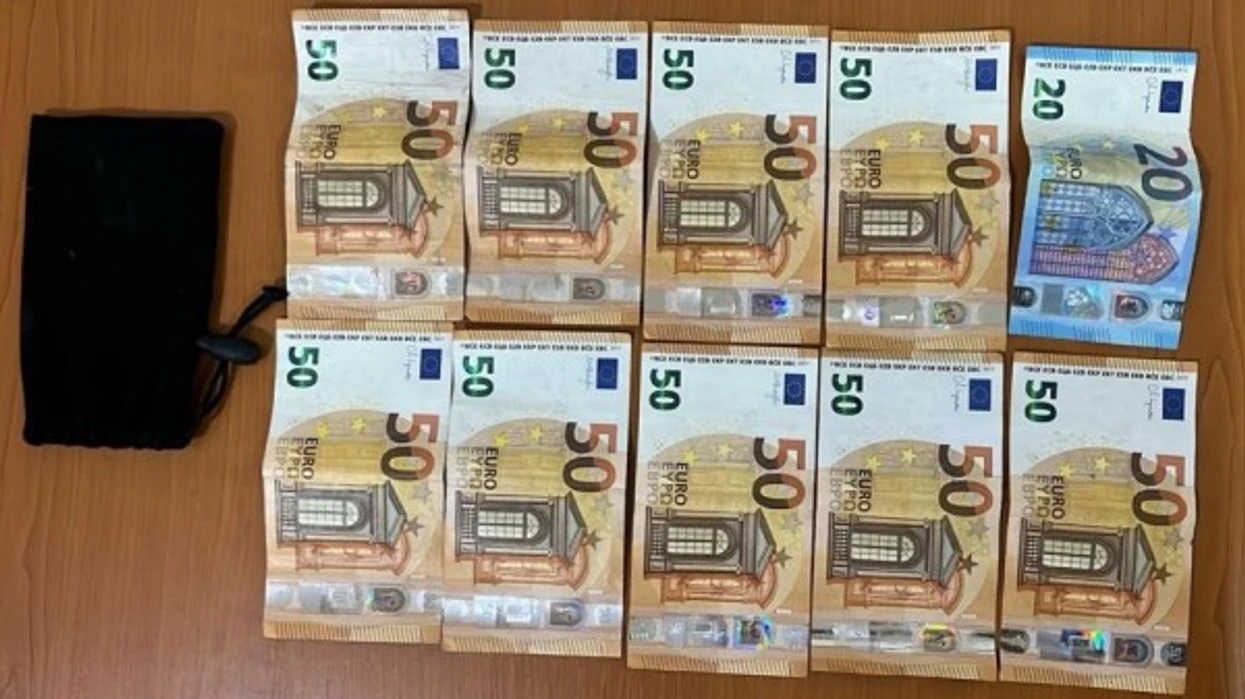 Një qytetare gjen para dhe i dorëzon në polici