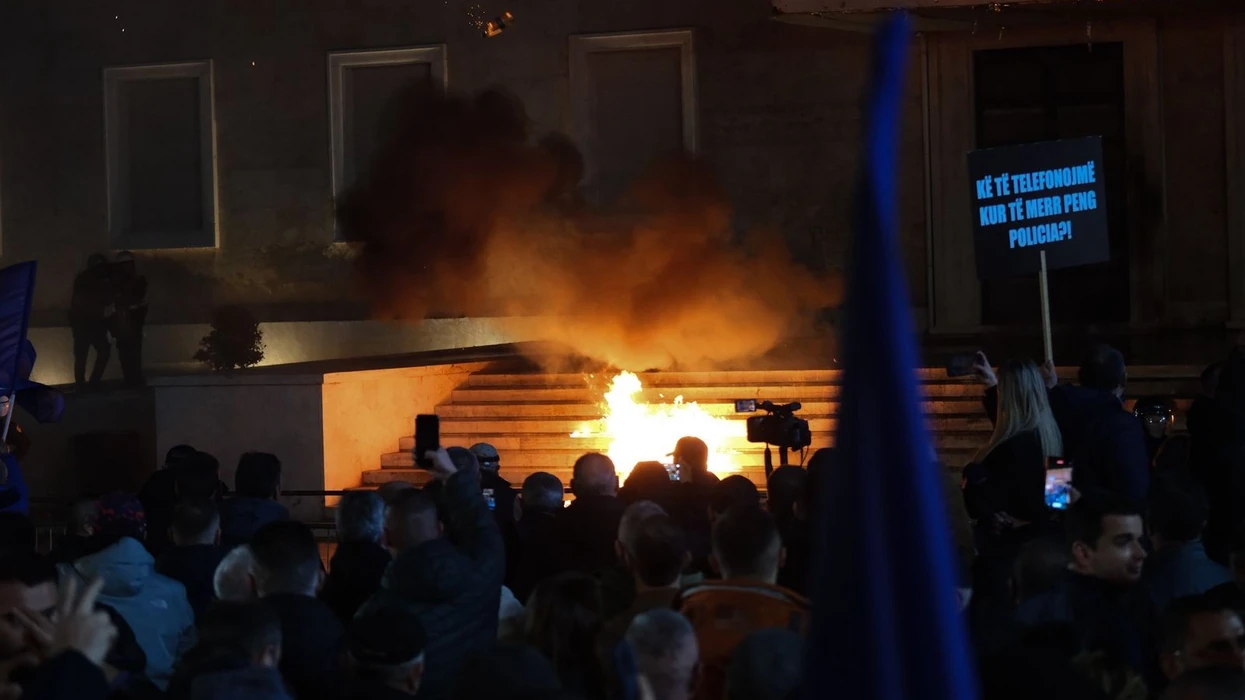 Mbyllet me molotov protesta e PD në Shqipëri