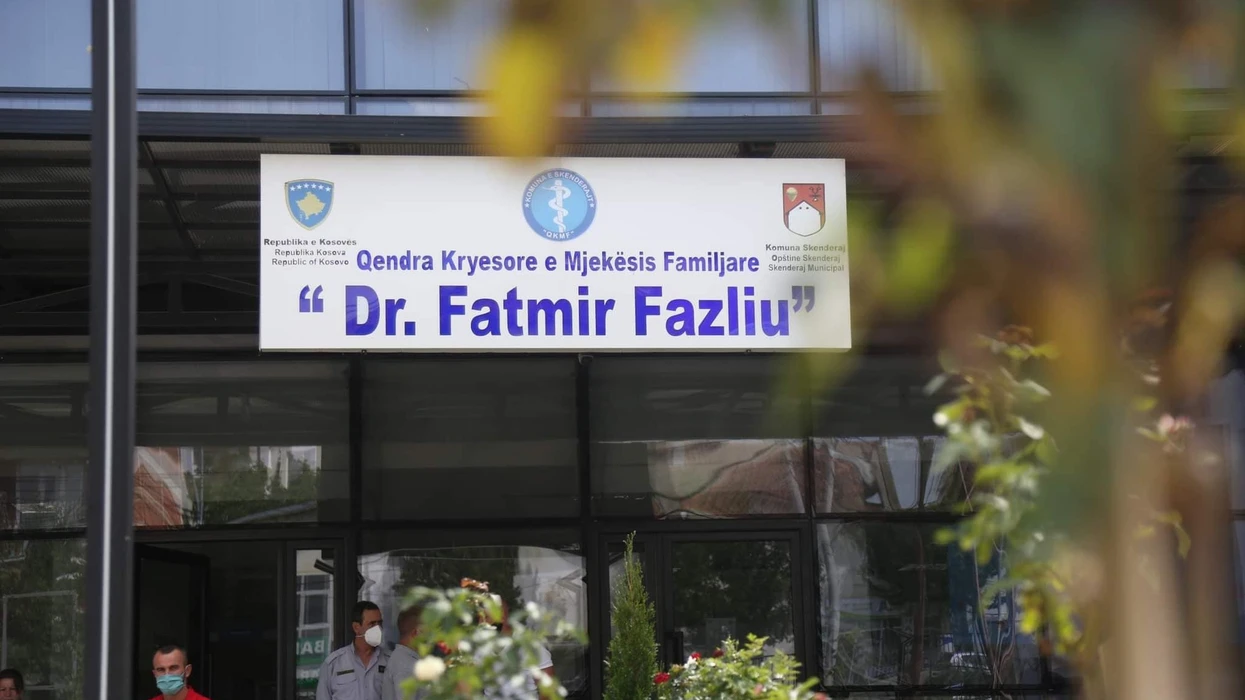 Temperaturë të lartë, dhimbje koke dhe muskujsh, kollë, QKMF në Skenderaj njofton qytetarët me simptomat e gripit sezonal