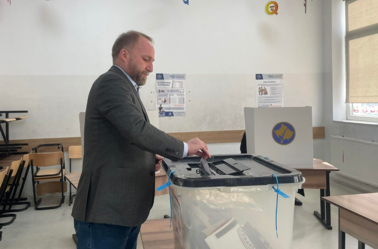 Abelard Tahiri pas votimit fton qytetarët për të votuar: Kosova u ndërtua me sakrificë