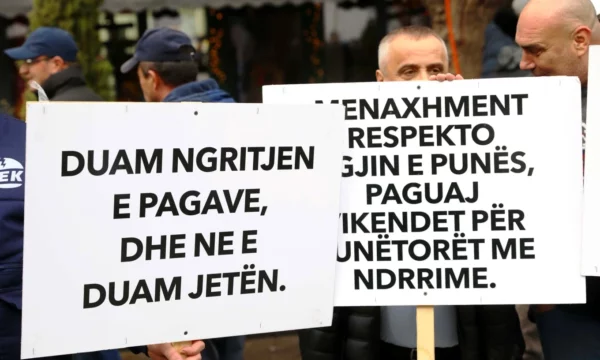 KEK-u thotë se punëtorët që protestuan për pagë mesatare 1.100 euro paguhen po aq
