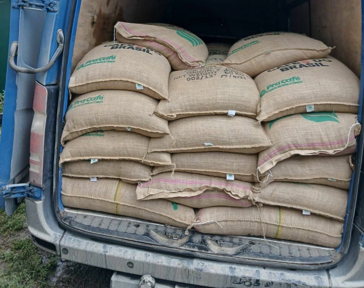 Policia ne Leposaviq kap furgonin e Serbisë me rreth 3600 kg kafe të kontrabanduar