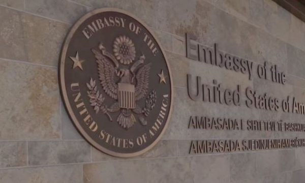 Ambasada e SHBA-së: Kërkohen hapa konkret nga Kurti për uljen e tensioneve