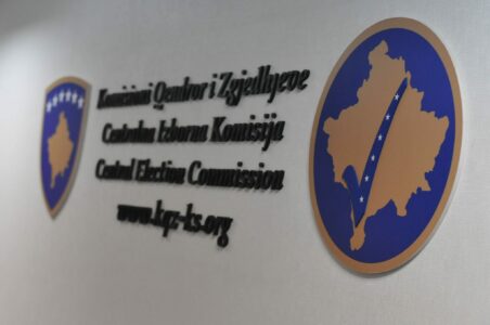 Publikohet orari konferencave të KQZ-së më 27 dhe 28 dhjetor për votimin në përfaqësi diplomatike dhe në vendvotimet në Kosovë