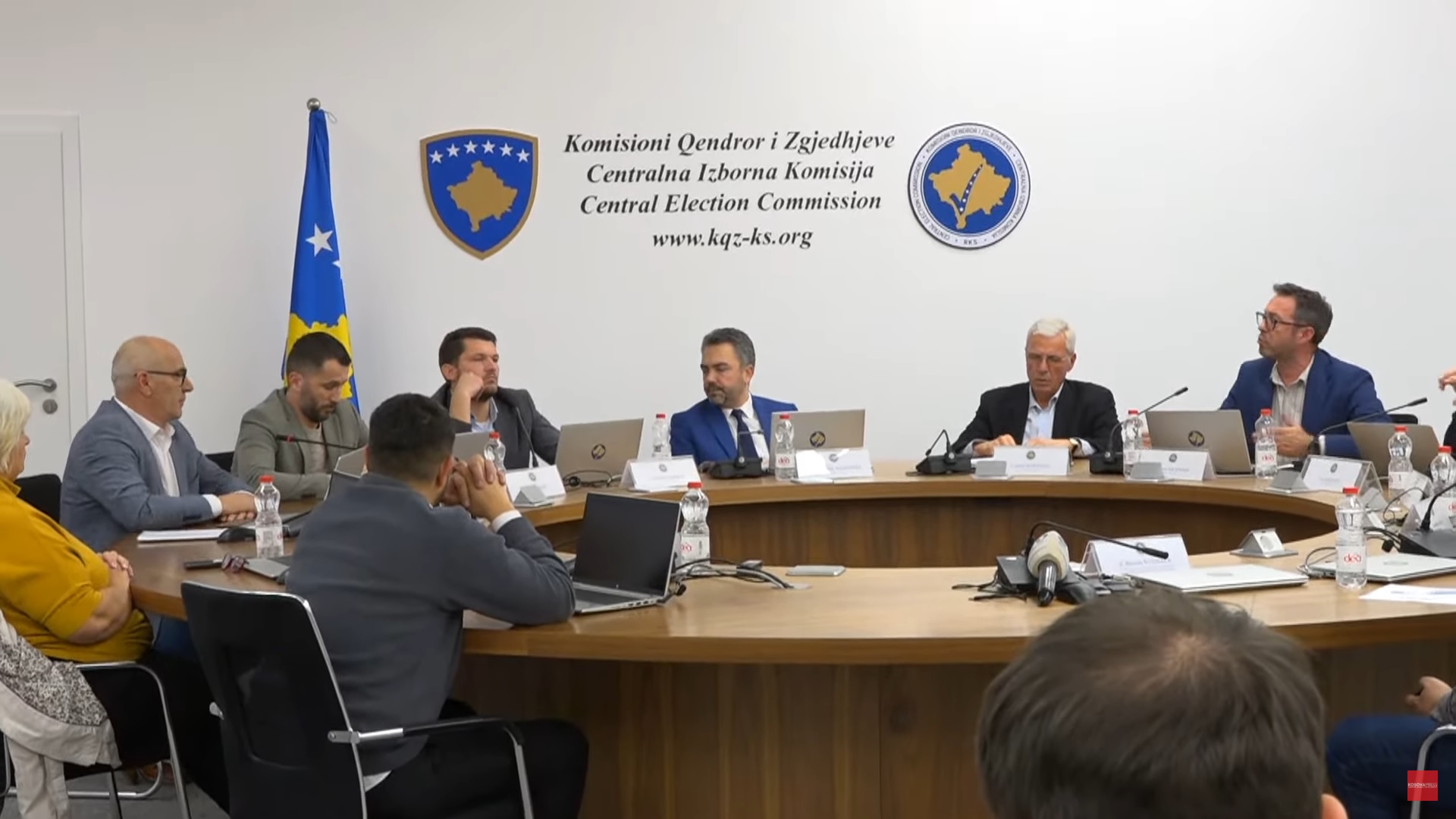 S’ka pajtueshmëri për votat me postë, KQZ shkon në pauzë