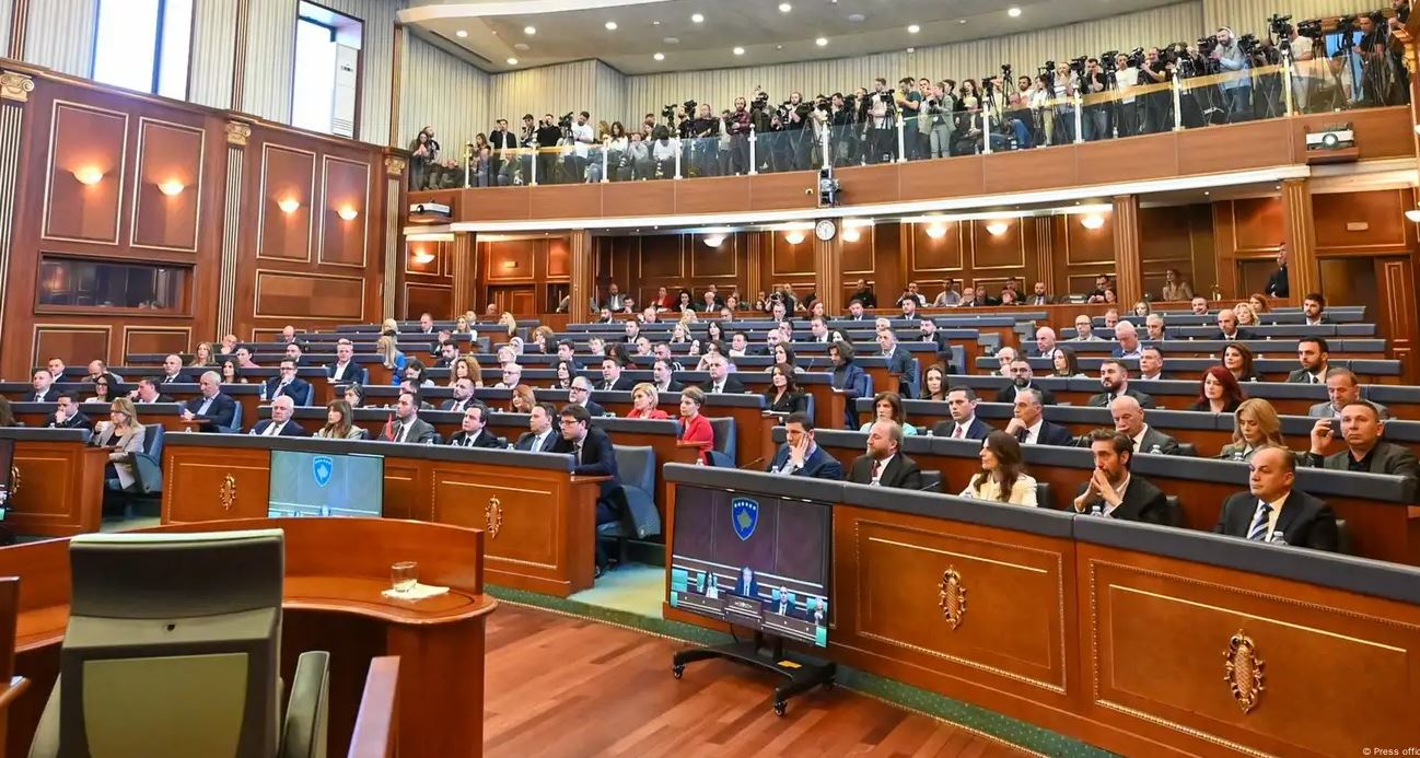 Publikohet raporti “Kostoja e Politikës në Kosovë”, mesatarja për t’u bërë deputet shkon mbi 12 mijë euro