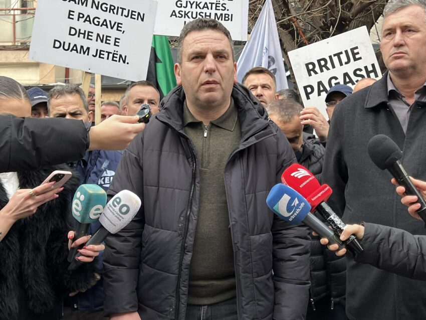 Paralajmërohet ndalja e prodhimit të energjisë, Llumnica: Paga e kamarierit më e madhe se e punëtorit në KEK