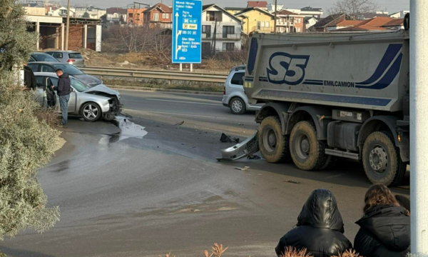 Aksident mes një veture dhe një kamioni në rrugën Prishtinë-Ferizaj, pamje