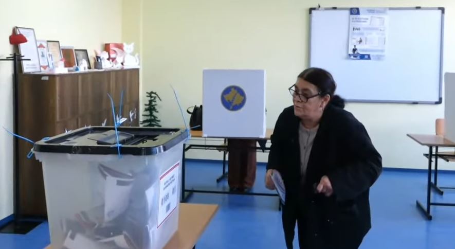 Bashkë me nënën e tij, voton kandidati për Kryeministër nga AAK, Ramush Haradinaj