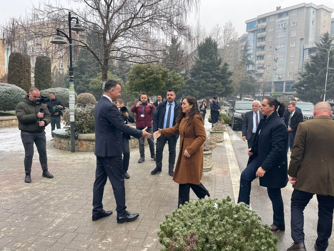 Vizita e Presidentes Osmani në Mitrovicë shkakton debate për paanshmërinë e saj