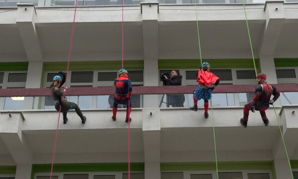 ​Kur superheronjtë zbresin nga qielli – Magjia që preku Pediatrinë
