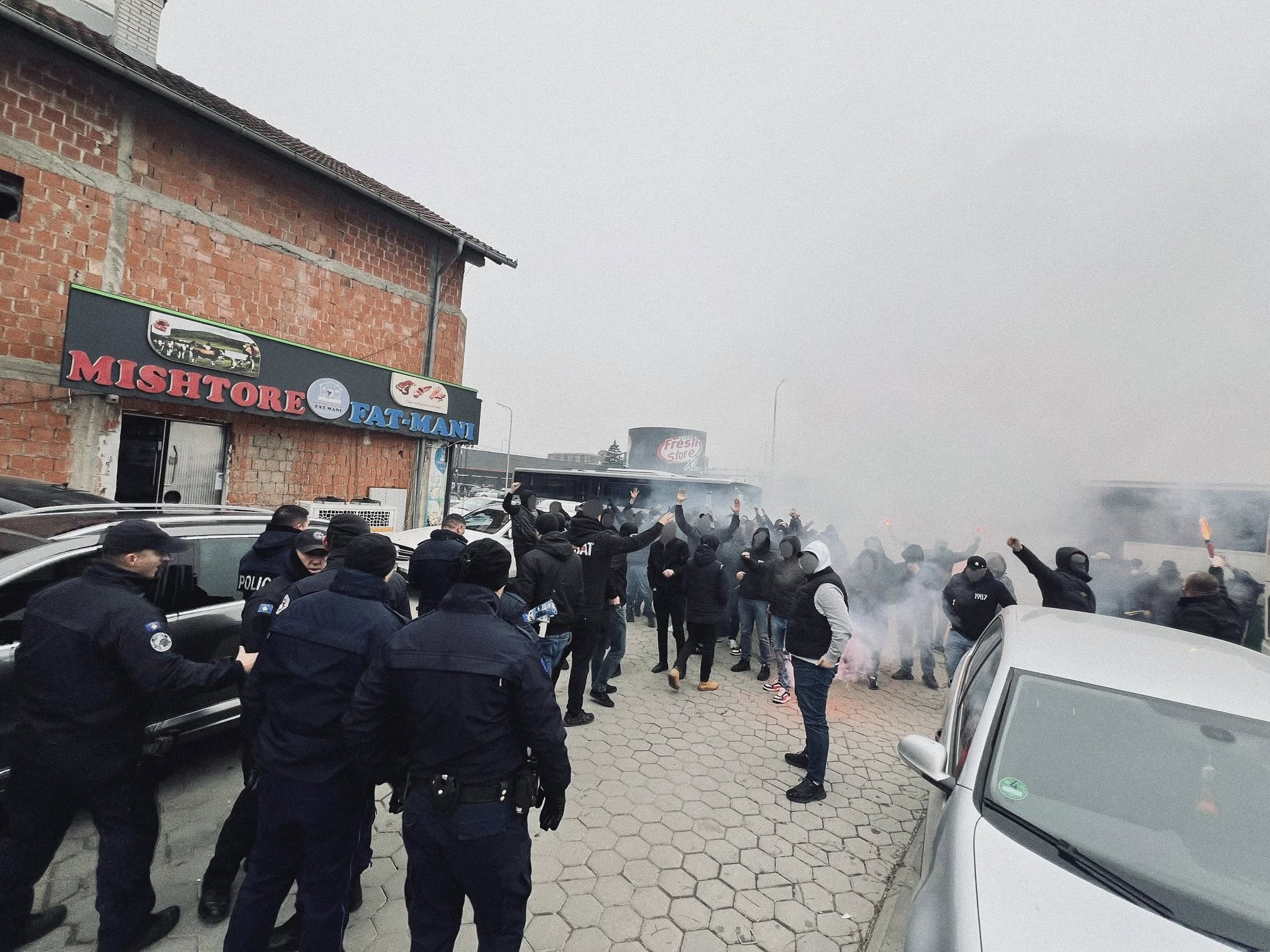 Udhëtuan drejt Suharekës, “Plisat” nuk lejohen të futen në stadium
