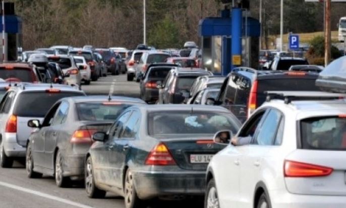 Rritet fluksi në pikat kufitare, pritje deri në 50 minuta në Jarinjë dhe Dheu i Bardhë