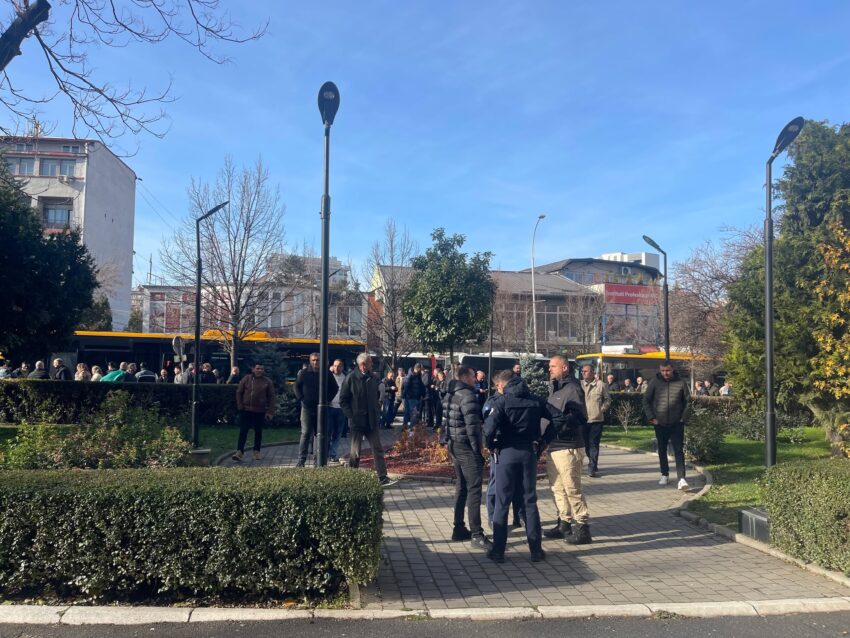 Vazhdojnë edhe sot protestat e transportit publik në Prishtinë