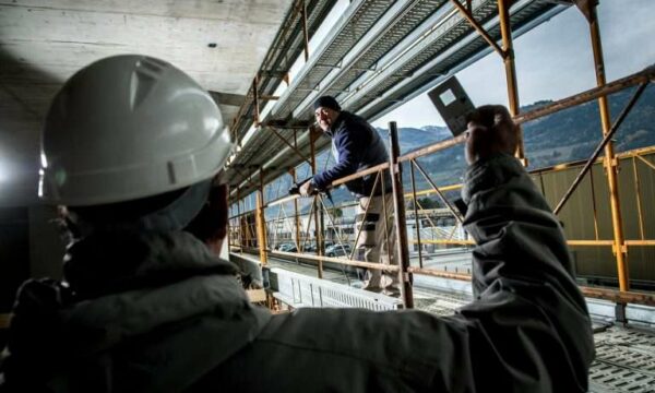Katër punëtorë nga Kosova dhe një nga RMV kapen duke punuar pa dokumente në Zvicër, lëshohet urdhri për dëbim