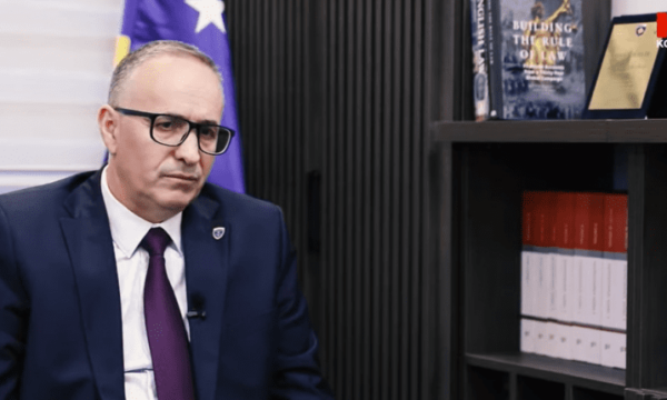 Rexhepi: Dispozitat e Kushtetutës e thonë qartë që nuk mund të ushtrohen dy funksione në të njëjtën kohë