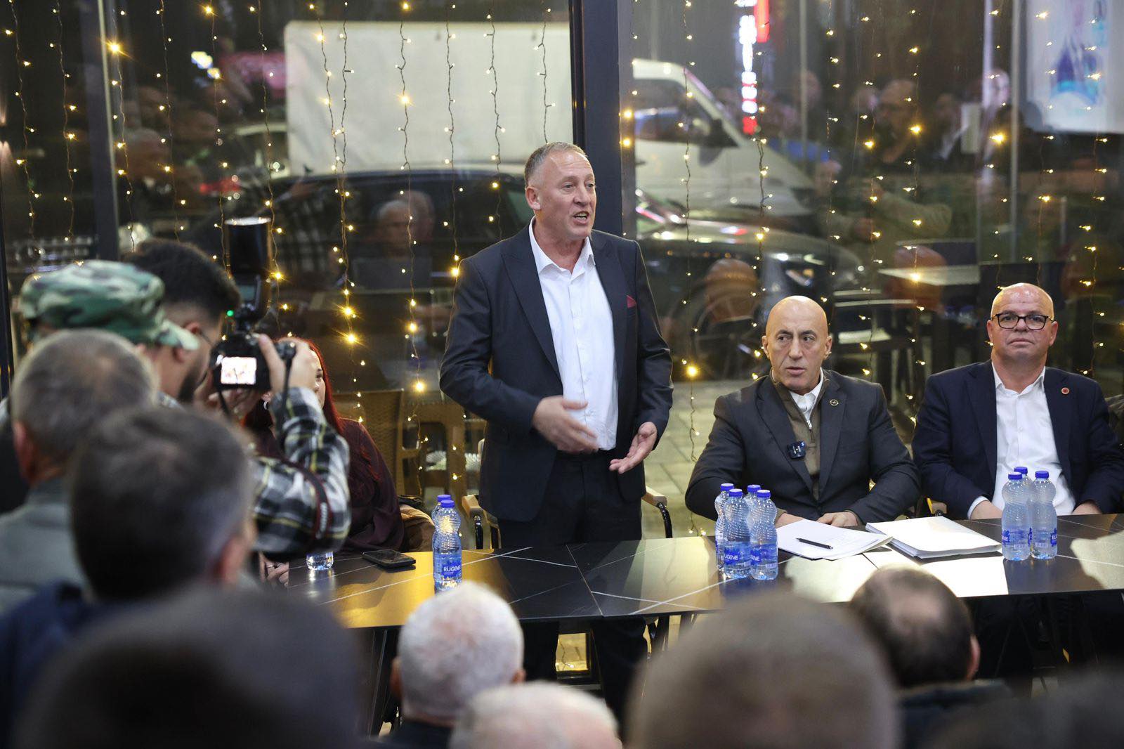 Ramush Haradinaj kërkon publikisht voten e profesorëve