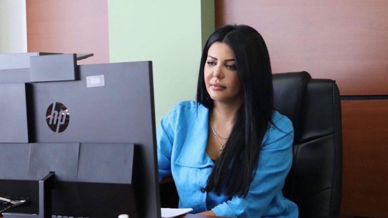Reagon Rrezarta Krasniqi pas publikimit të mesazheve për Mujkën: Qeveria në ikje po sulmon mediat për të mbuluar skandalet