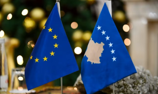 Parisi kundër heqjes së masave ndaj Kosovës meqë të tjerët po bllokojnë që Beogradi t’i hapë kapitujt e anëtarësimit