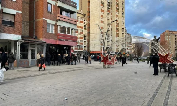 Nis grumbullimi i qytetarëve serbë pranë selisë së Listës Serbe në Mitrovicën e veriut