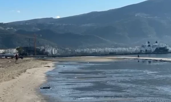 Fenomen i rrallë për bregdetin shqipar: Tërhiqet deti në Vlorë