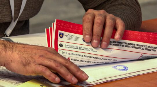 Mërgimtari bllokoi derën e vendvotimit pasi nuk iu lejua të asistojë në votim për nënën e moshuar