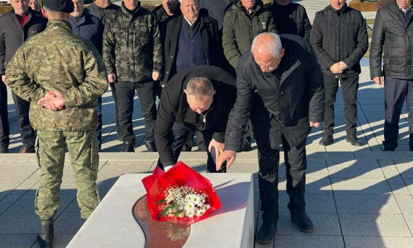 Veteranët e UÇK-së bëjnë homazhe në Prekaz, Gucati: Ende nuk ndihemi plotësisht të lirë