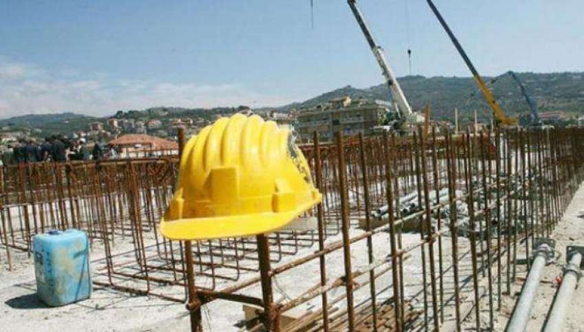 Vdes një person në Pejë, ra nga një lartësi prej 3 metrash gjatë punës