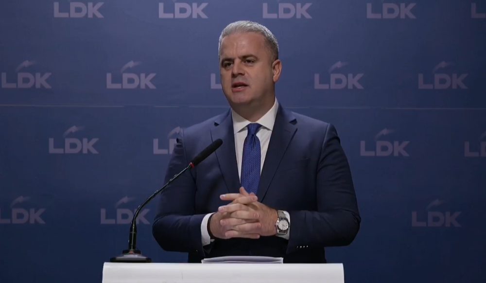 Visar Azemi, Armend Mujës: Më vjen keq në çfarë pozite vini ju të Vetëvendosjes me e mbrojtë Vuk Hamoviqin