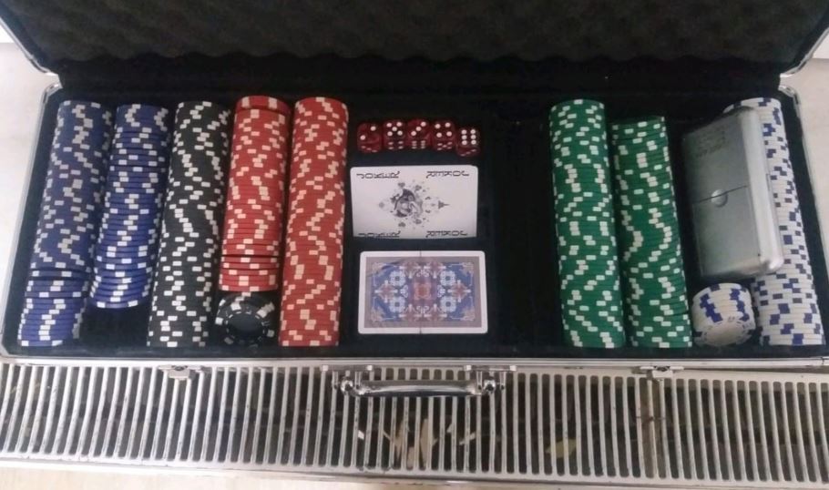 Në dy raste të ndara, policia zbulon drogë dhe lojëra të fatit të paligjshme në një lokal në Shtërpcë