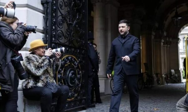 Zelensky arrin në Romë, takohet fillimisht me Papën, pastaj me Melonin