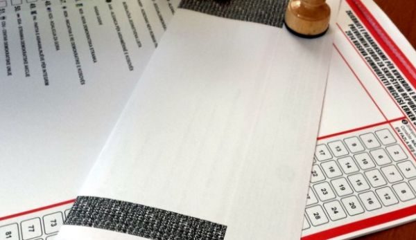 Fletëvotime me shenja te numrat e kandidatëve hasen në një vendvotim në Rahovec