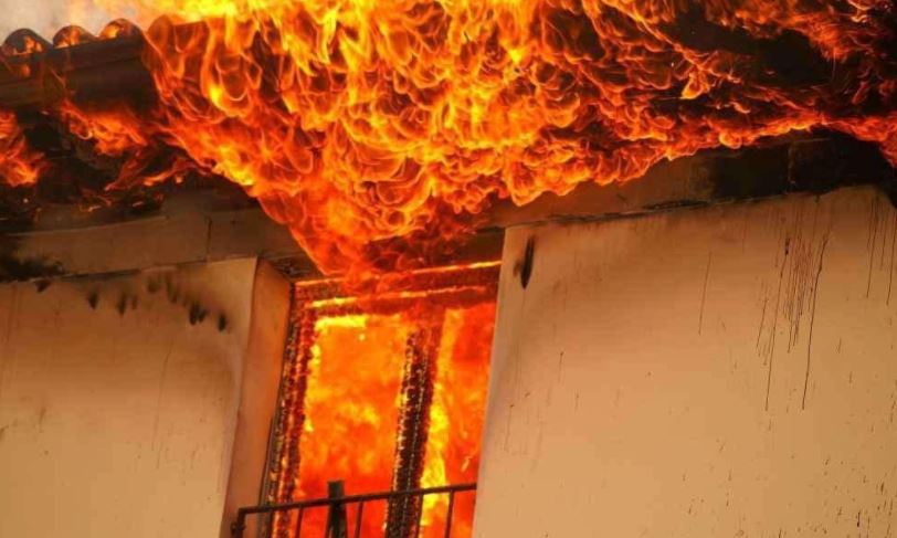 Zjarr në një shtëpi në Shtime, dyshohet për defekt në energjinë elektrike – dëme deri në 20 mijë euro