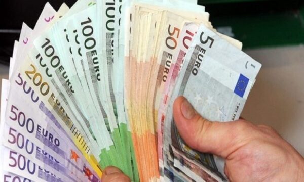 Gjest fisnik: I gjetën mbi 10 mijë euro në një lokal në Pejë, qytetarët i dorëzojnë në polici