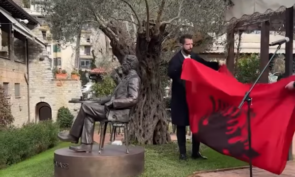 Prezantohet statuja e shkrimtarit Ismail Kadare aty ku zakonisht e pinte kafenë e mëngjesit në Shqipëri