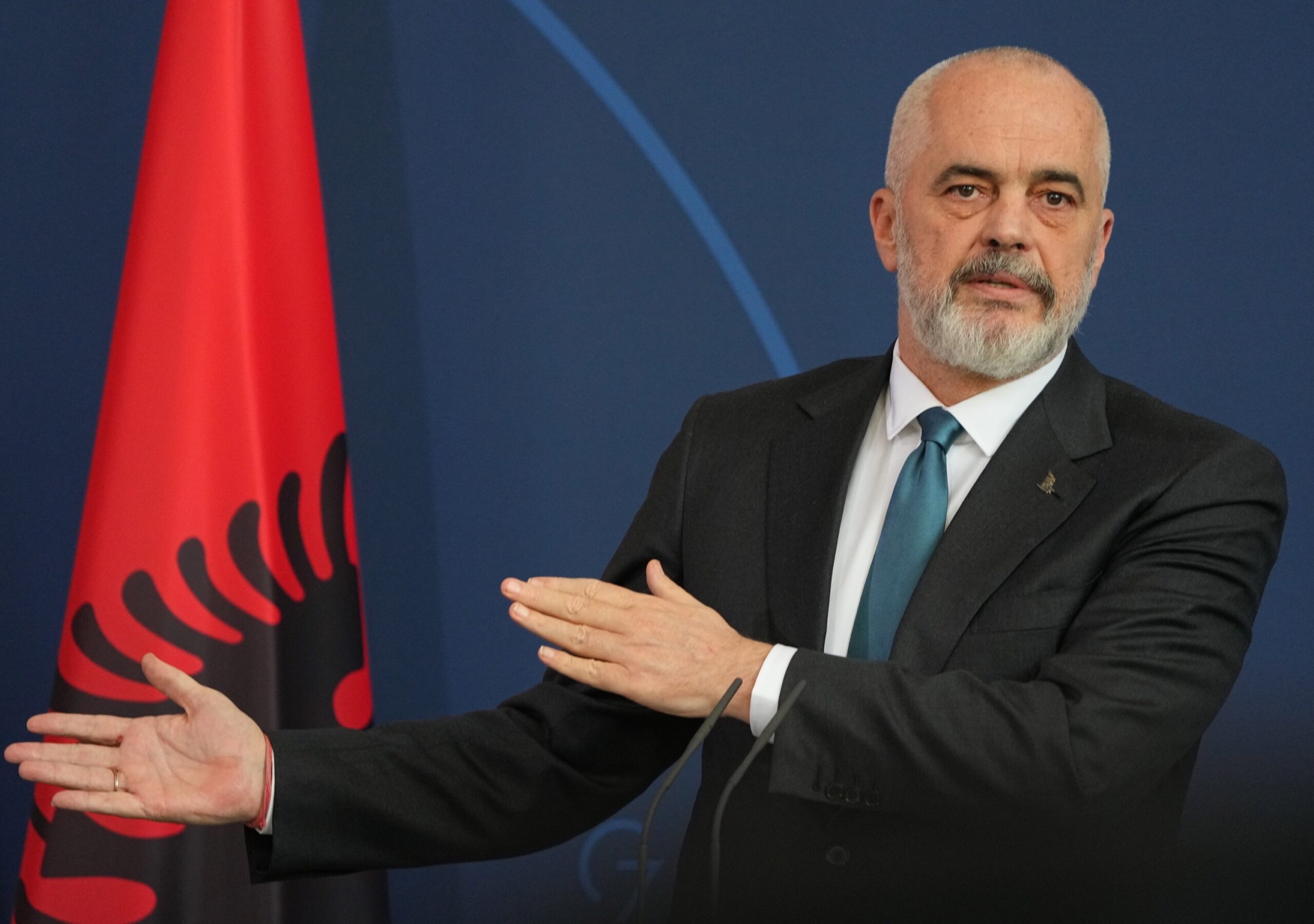 Moti i keq, Rama ironizon: Çudi pse s’më fajësojnë mua edhe për përmbytjet në Itali e Greqi