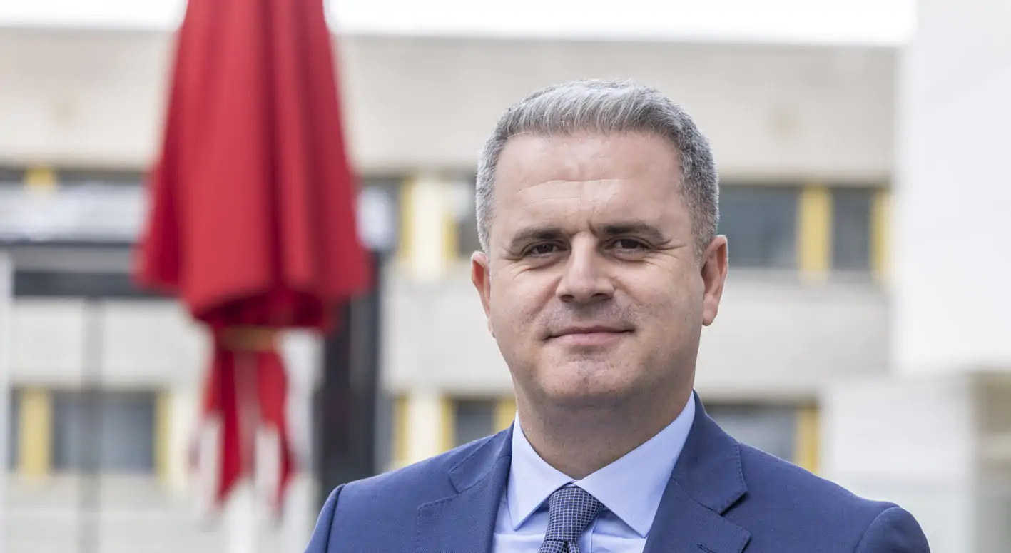 Kosova sot me reduktime të rrymës, Visar Azemi publikon dy fotografi: Po i japim rrymë Serbisë