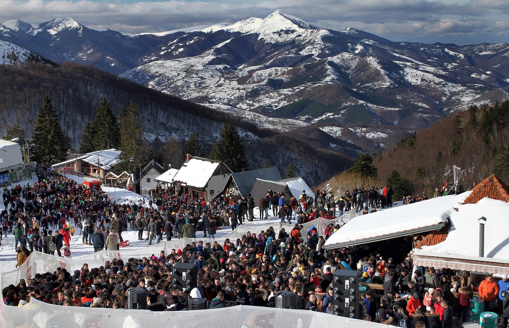 Brezovica plot me turistë, sfidat e dimrit nuk i ndalojnë vizitorët