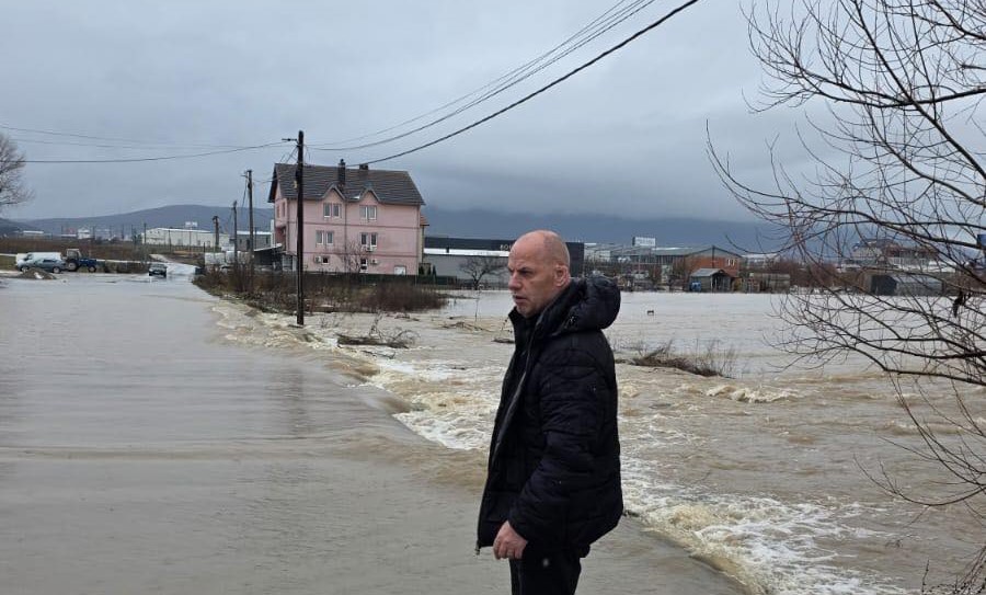 Vërshimet bllokojnë disa rrugë në Drenas, qytetarët ftohen të shmangin lëvizjet e panevojshme
