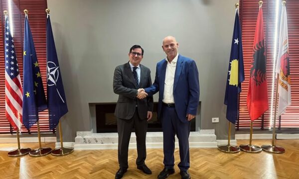 Lladrovci vlerëson vizitën e z. Queirós, Përfaqësues i UNDP-së: Miqtë njihen në ditët e vështira