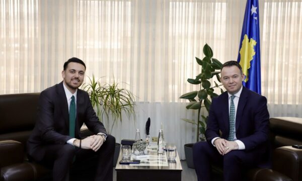 Peci e merr në Komunë si nënkryetar, ish-këshilltarin e tij të dënuar për falsifikim të rezultateve të votimit