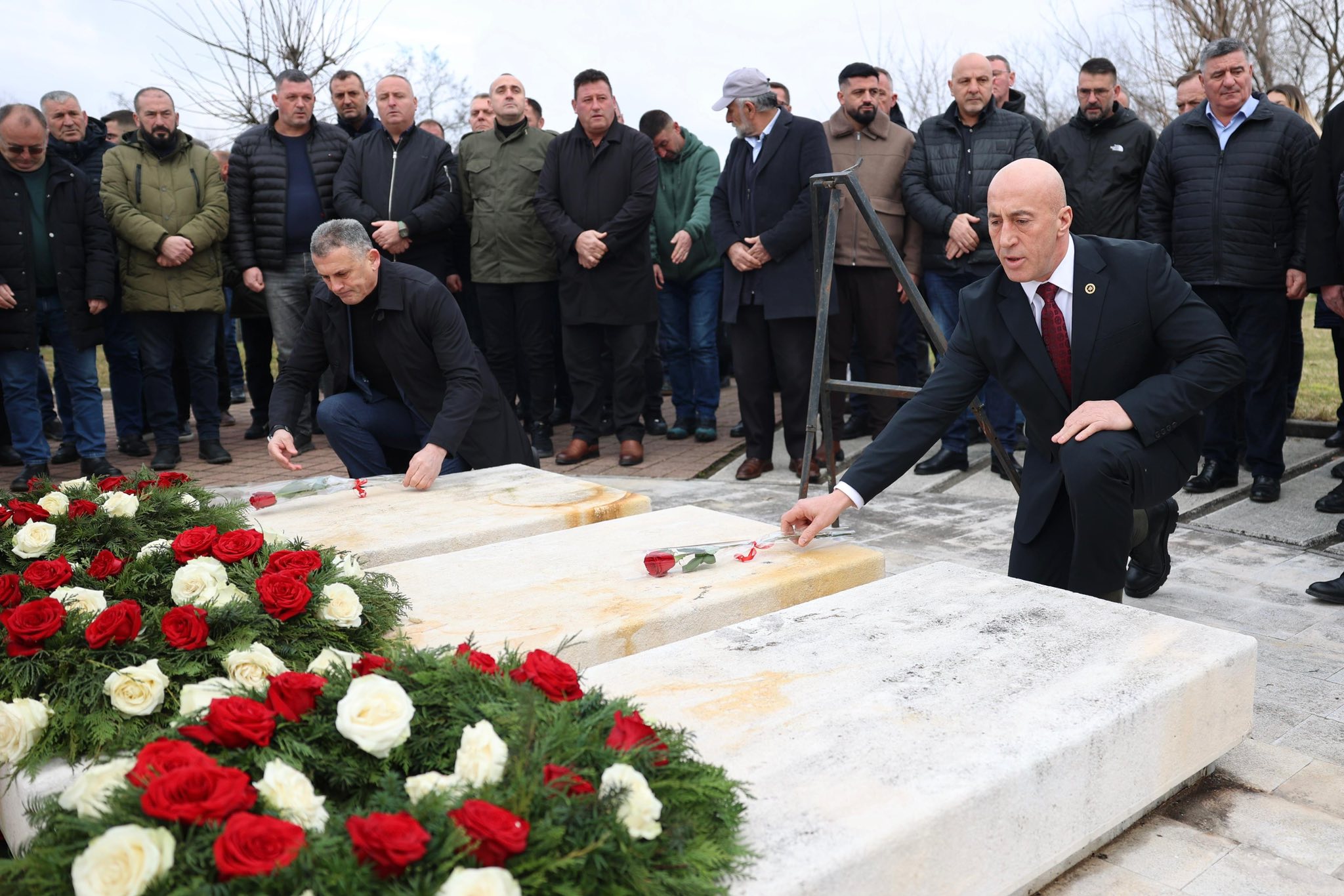 Haradinaj përkujton Jusuf e Bardhosh Gërvallën dhe Kadri Zekën