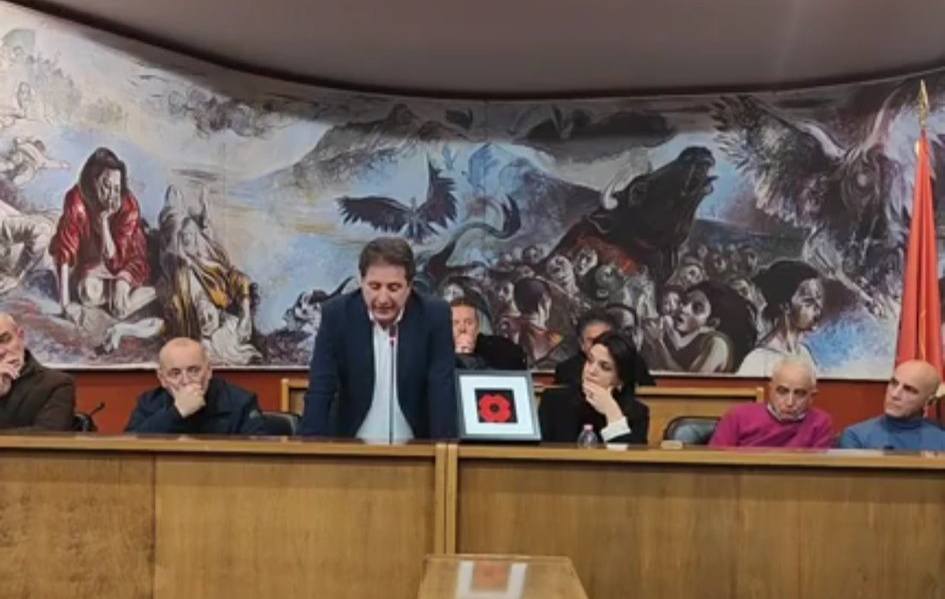 Këshilli Bashkiak i Piana degli Albanesi prezantohet me simbolin e gjenocidit në Kosovë