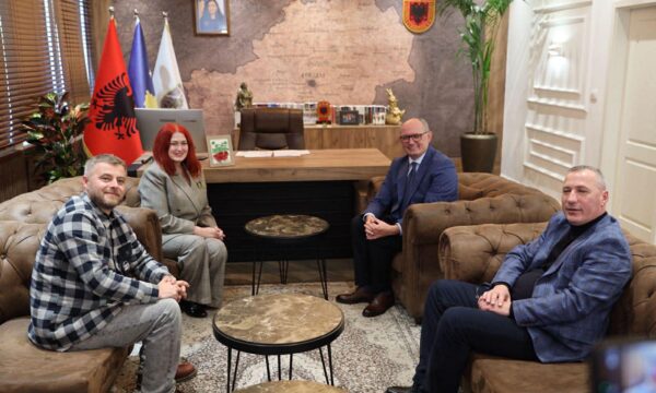 Përfaqësuesit e “Liria ka Emër” priten nga Kryetari Agim Aliu në Ferizaj, mbështetje për Marshin “Drejtësi, jo politikë” më 17 shkurt