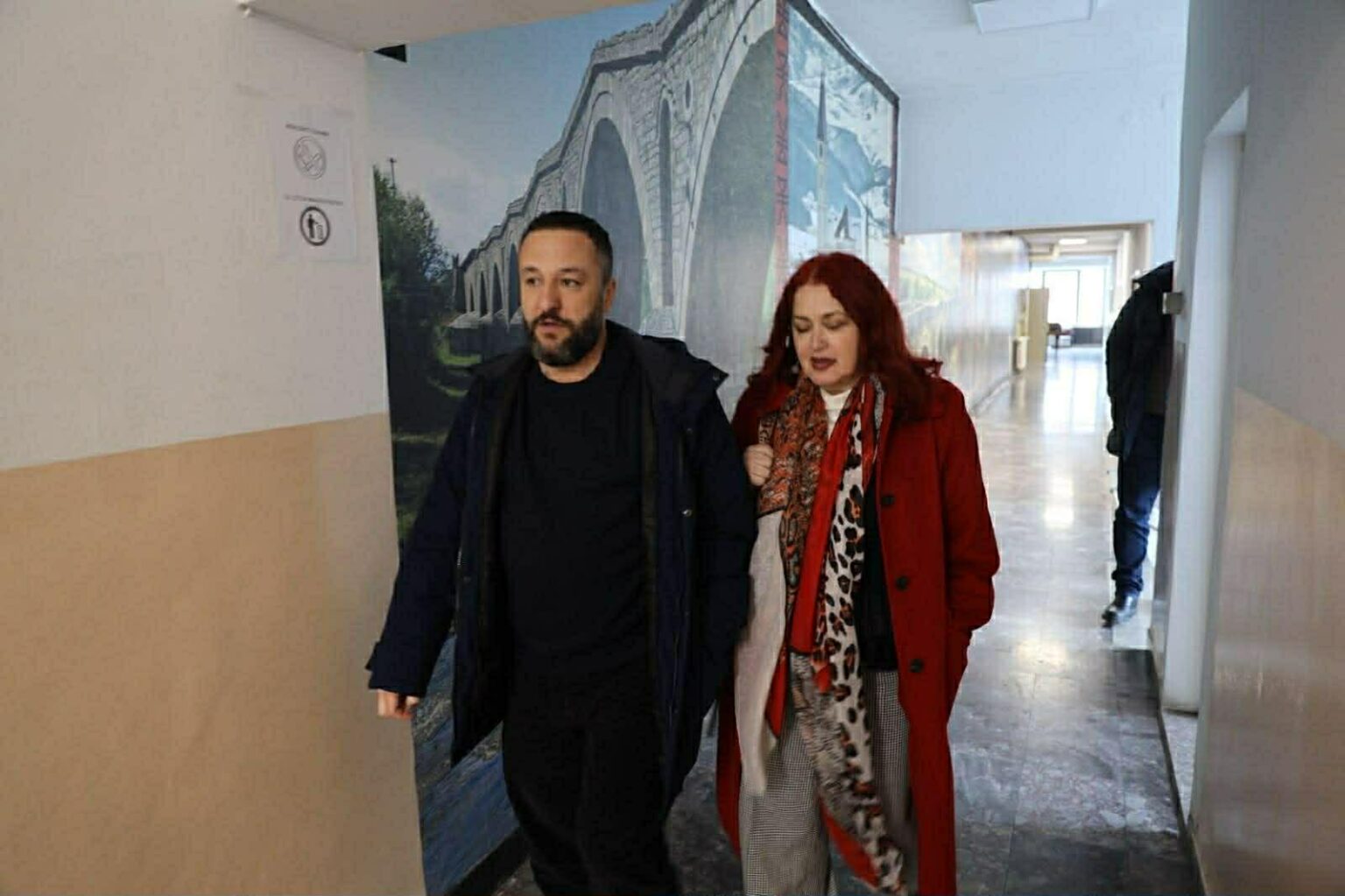 Aktori Edi Kastrati dhe Teatri “Hadi Shehu” në Gjakovë në mbështetje të marshit “Drejtësi, jo politikë” më 17 shkurt