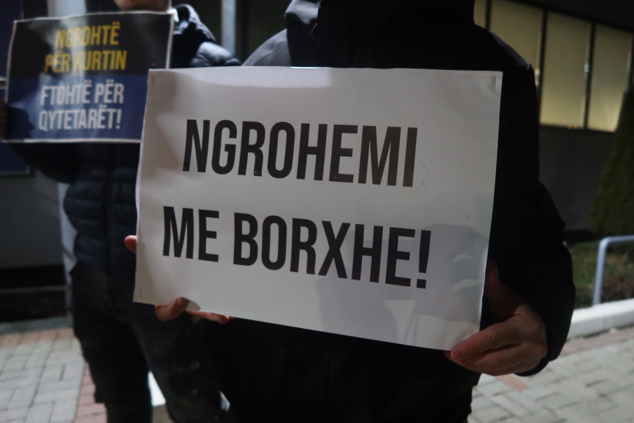 Qebe e qirinj si “dhuratë” për Kurtin, rinia e PDK-së me aksion simbolik për rrymën para Qeverisë